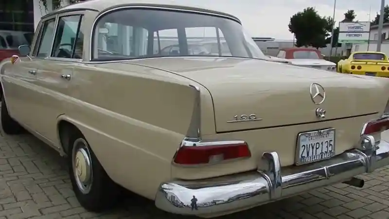 Foto - Tail Fin, Ketika Desain Mobil Teracuni Persaingan Luar Angkasa