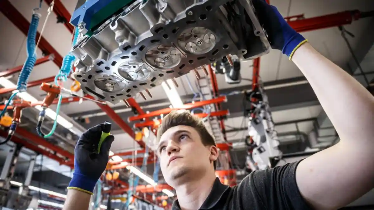 Berita - VIDEO: Begini Cara Mesin AMG GT S Dibuat