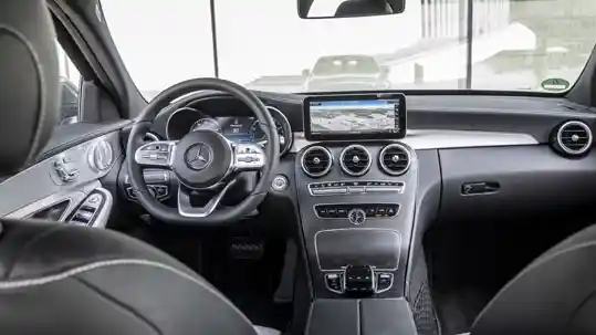 Foto - Mercedes-Benz C-Class Facelift 2018 Siap Tantang BMW Seri-3 dan Audi A4