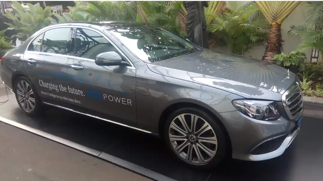 Foto - Mercedes-Benz Akan Rakit Mobil Listriknya Secara Lokal