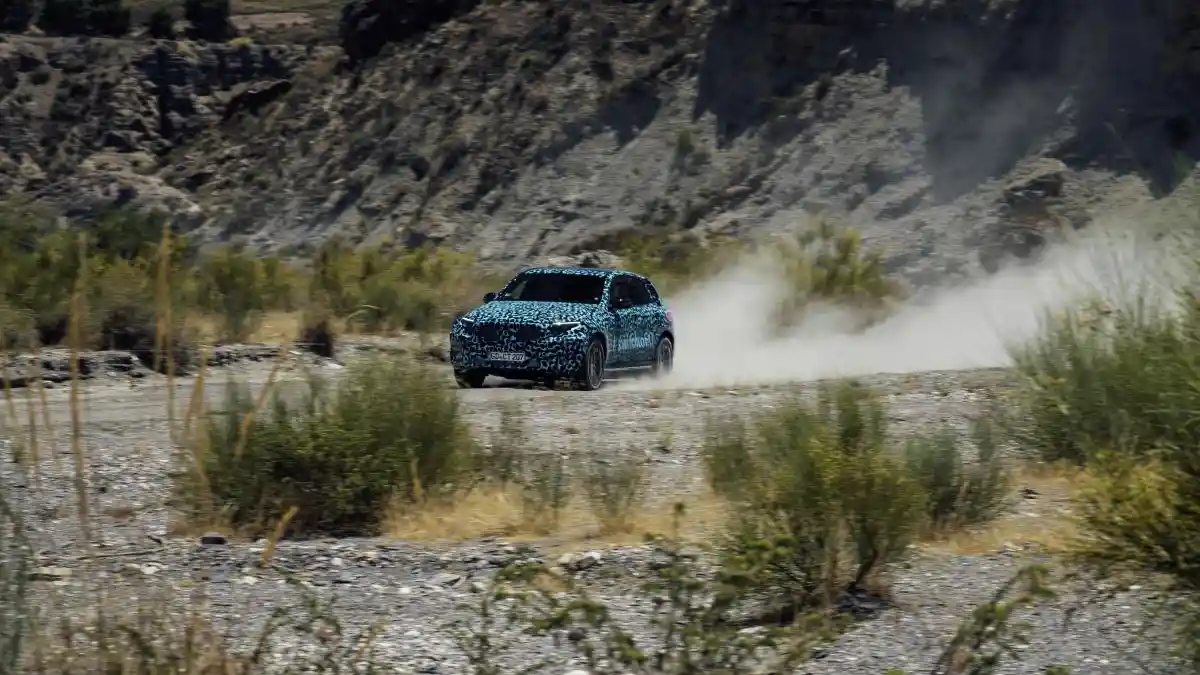 Foto - Cari Tahu Kondisi Mesin dan AC, Mercedes-Benz Uji Mobil Listriknya di Suhu Panas Ekstrim