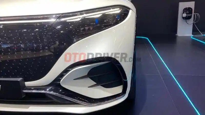 Foto - Spesifikasi Mercedes-Benz EQS SUV, Punya Tampang Aerodinamis dan Kaya Fitur 