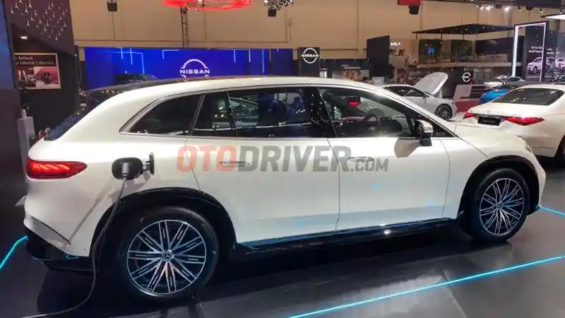 Foto - Spesifikasi Mercedes-Benz EQS SUV, Punya Tampang Aerodinamis dan Kaya Fitur 