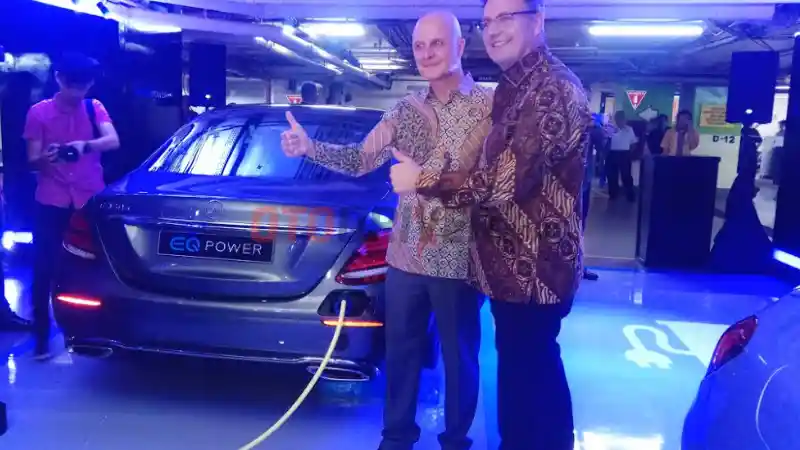 Foto - Mercedes-Benz Buat Parkir Khusus Mobil Listrik di Mall, Gratis!