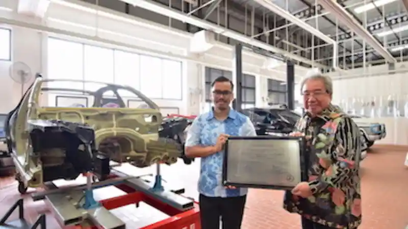 Foto - Mercedes-Benz Tambah Bengkel Khusus Cat dan Bodi Berstandar Daimler AG di Tangerang Selatan
