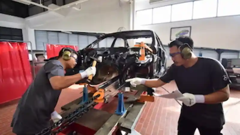 Foto - Mercedes-Benz Tambah Bengkel Khusus Cat dan Bodi Berstandar Daimler AG di Tangerang Selatan