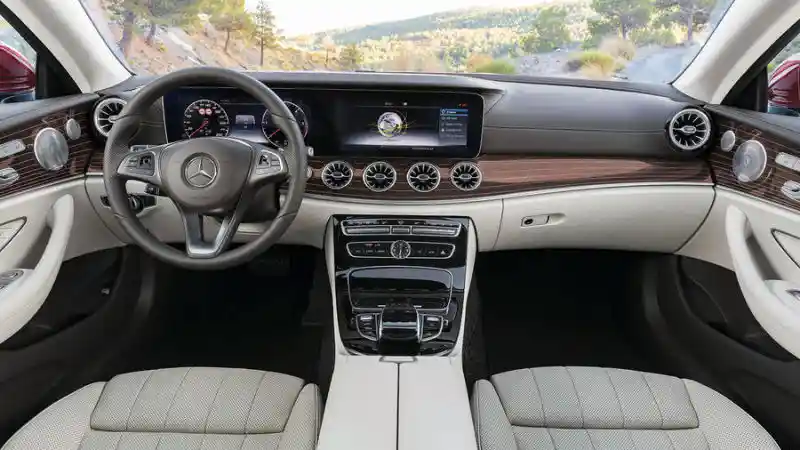 Foto - Mercedes-Benz Resmi Perkenalkan Generasi Terbaru E-Class Coupe 