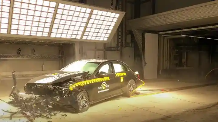 Crash Test - VIDEO: Crash Test Mercedes-Benz E-Class W214