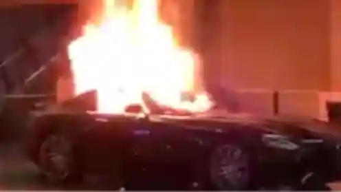 Foto - Dealer Mercedes-Benz Jadi Sasaran Amuk Massa di Amerika Serikat