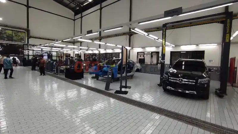 Berita - Teknologi Cat di Mobil Mercedes-Benz Bikin Bekas Lecet Hilang Sendiri