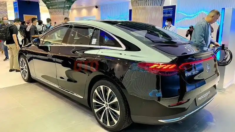 Foto - Belum Lama Meluncur, Mobil Listrik Mercedes Benz Laris Manis