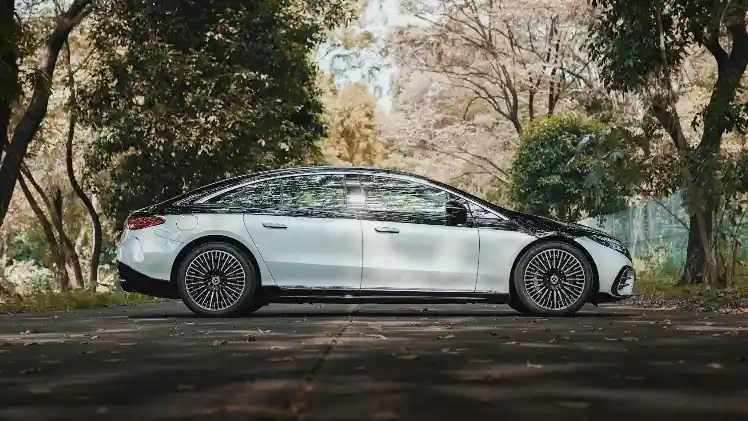 Foto - Sangat Ekslusif, Hanya 12 Unit Mercedes EQS Edition One Untuk Indonesia