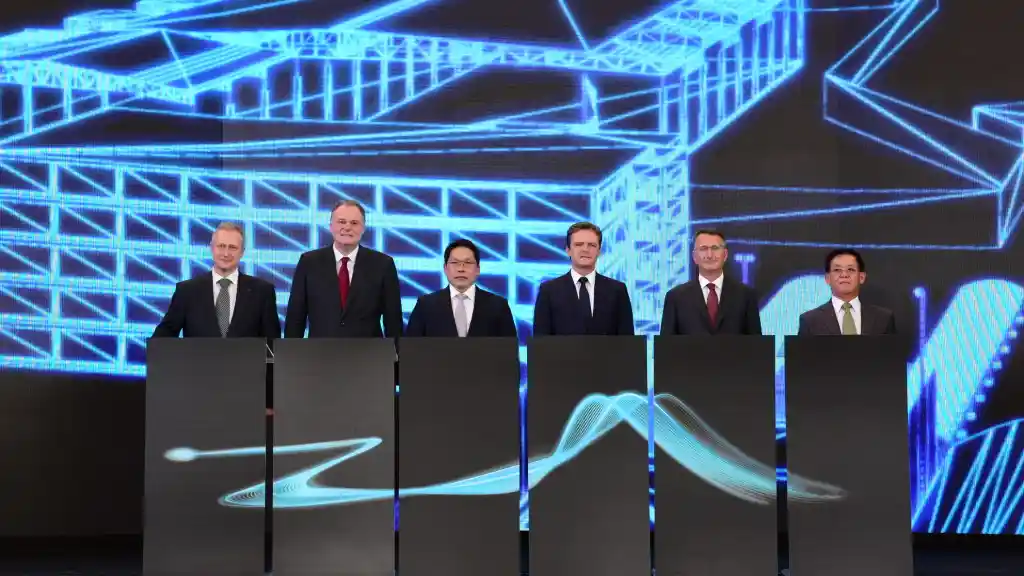 Foto - Mercedes-Benz Siap Bangun Pabrik Baterai Untuk Mobil Listrik 