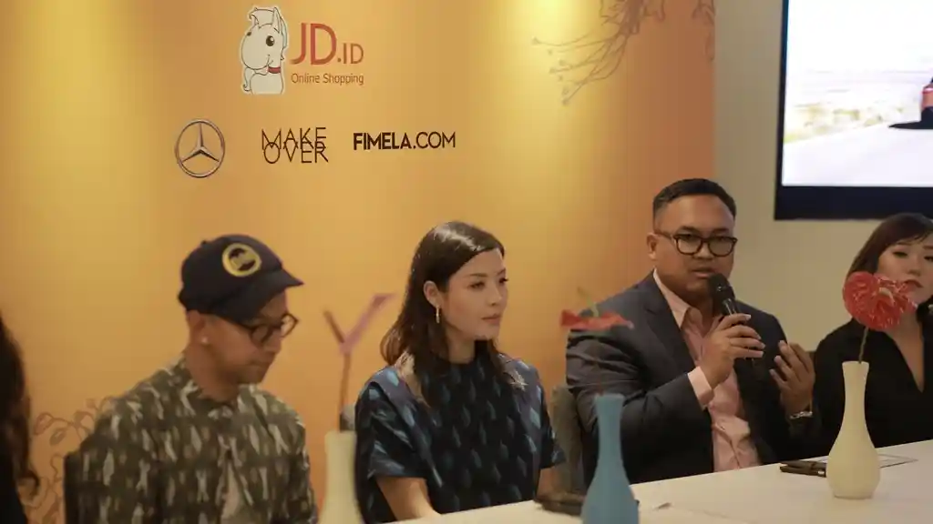 Foto - Mercedes-Benz Dekati Konsumen Muda Dengan Mendukung Fashion Indonesia