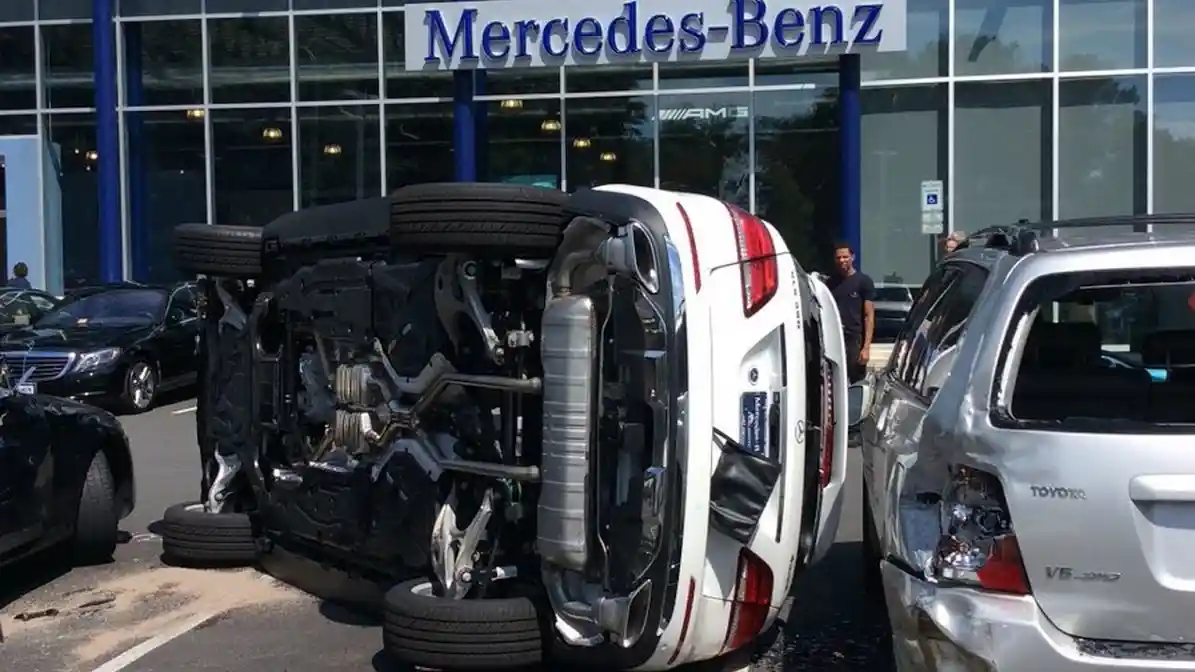 Foto - Konsumen Salah Injak Pedal, Unit Test Drive Mercedes-Benz GLE 400 Terguling (4 Foto)