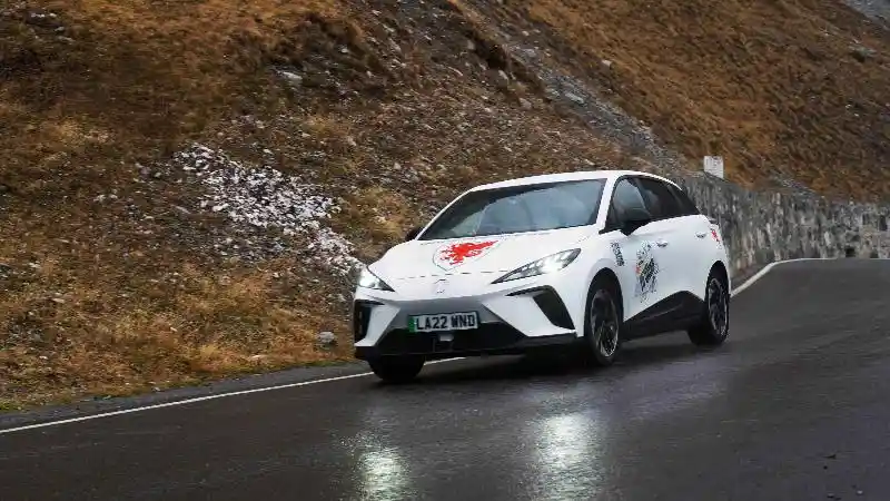 Foto - Berkendara 8.000 Km dengan Mobil Listrik ke Qatar untuk Nonton Piala Dunia 2022