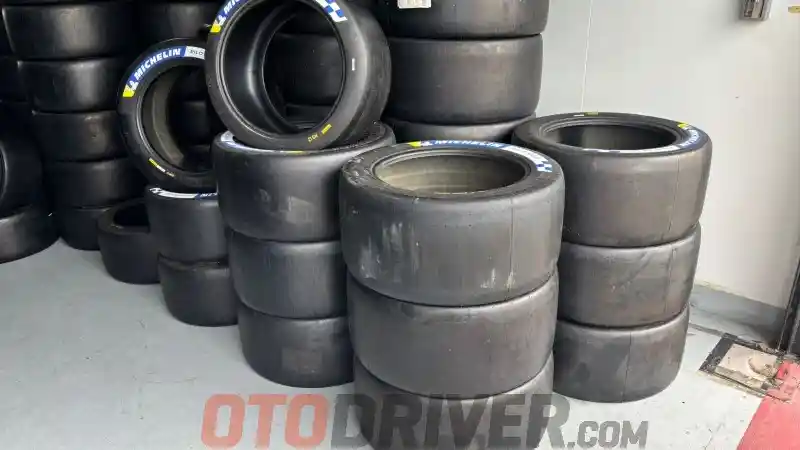 Foto - Fakta Menarik, Tak Semua Ban Mobil Balap Perlu Isi Nitrogen