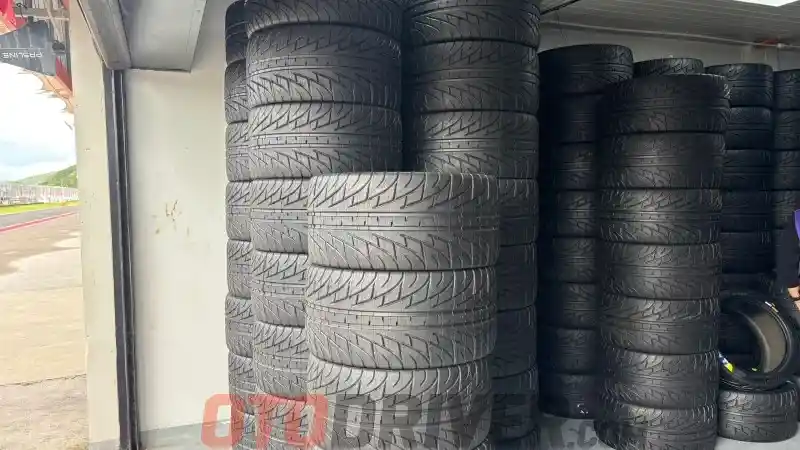 Foto - Fakta Menarik, Tak Semua Ban Mobil Balap Perlu Isi Nitrogen