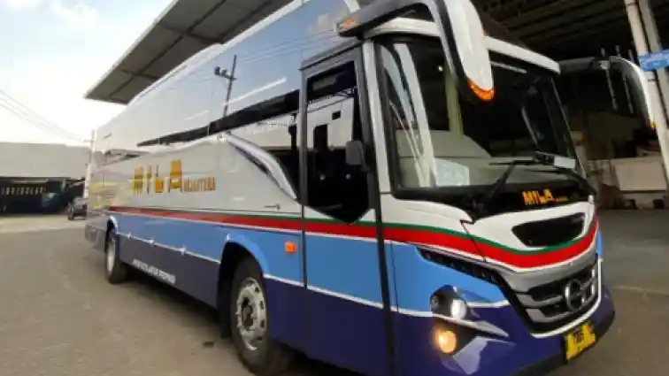 Foto - Tiga Tonggak Hino Di Pasar Bus Indonesia