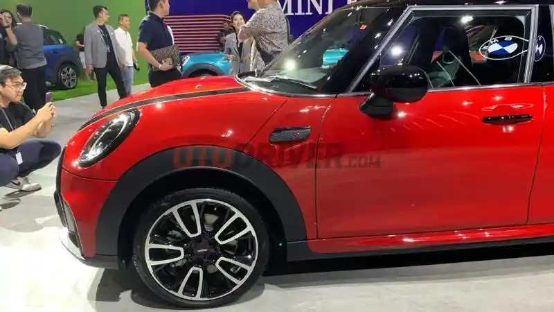 Foto - Mini 5-Door Cooper S Melantai Di GIIAS, Punya Tampang Sporty 