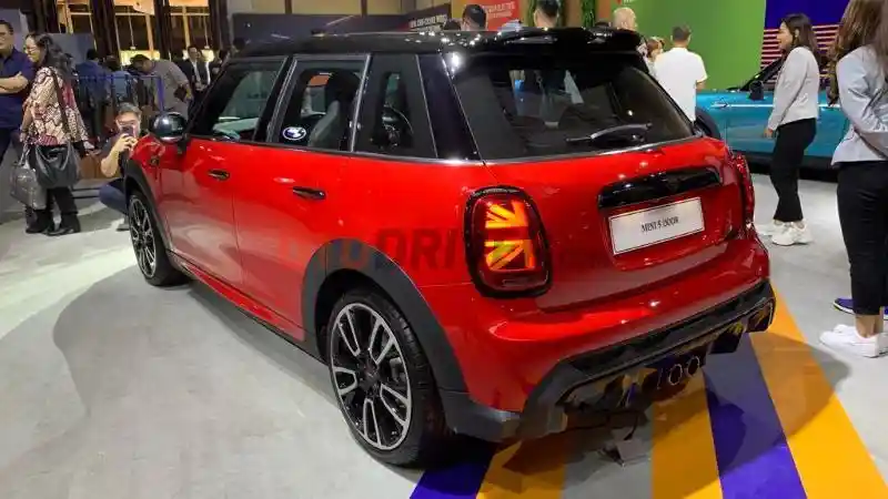 Foto - Mini 5-Door Cooper S Melantai Di GIIAS, Punya Tampang Sporty 