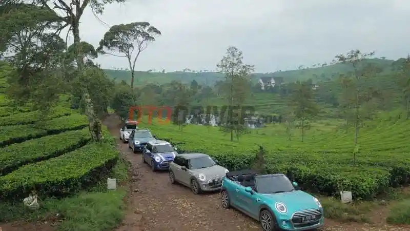 Foto - Arungi Jalan Berkelok Dan Berbatu Pakai MINI Demi Momen Sunrise