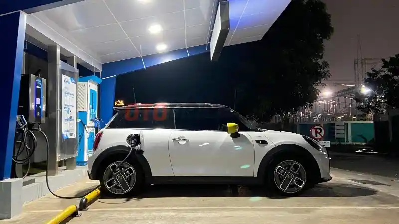 Foto - Belasan Ribu Mini Cooper EV Kena Recall, Baterai Berpotensi Mengalami Korsleting Meski Tidak Digunakan