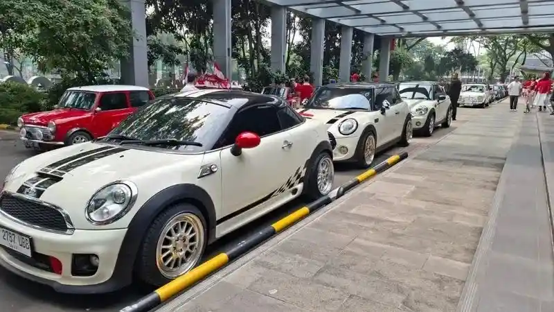 Foto - Dari MINI Baru Hingga Klasik Tumpah Ruah Dalam Konvoi 17-an