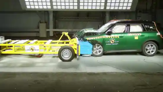 Foto - VIDEO: Crash Test MINI Countryman (Euro NCAP)