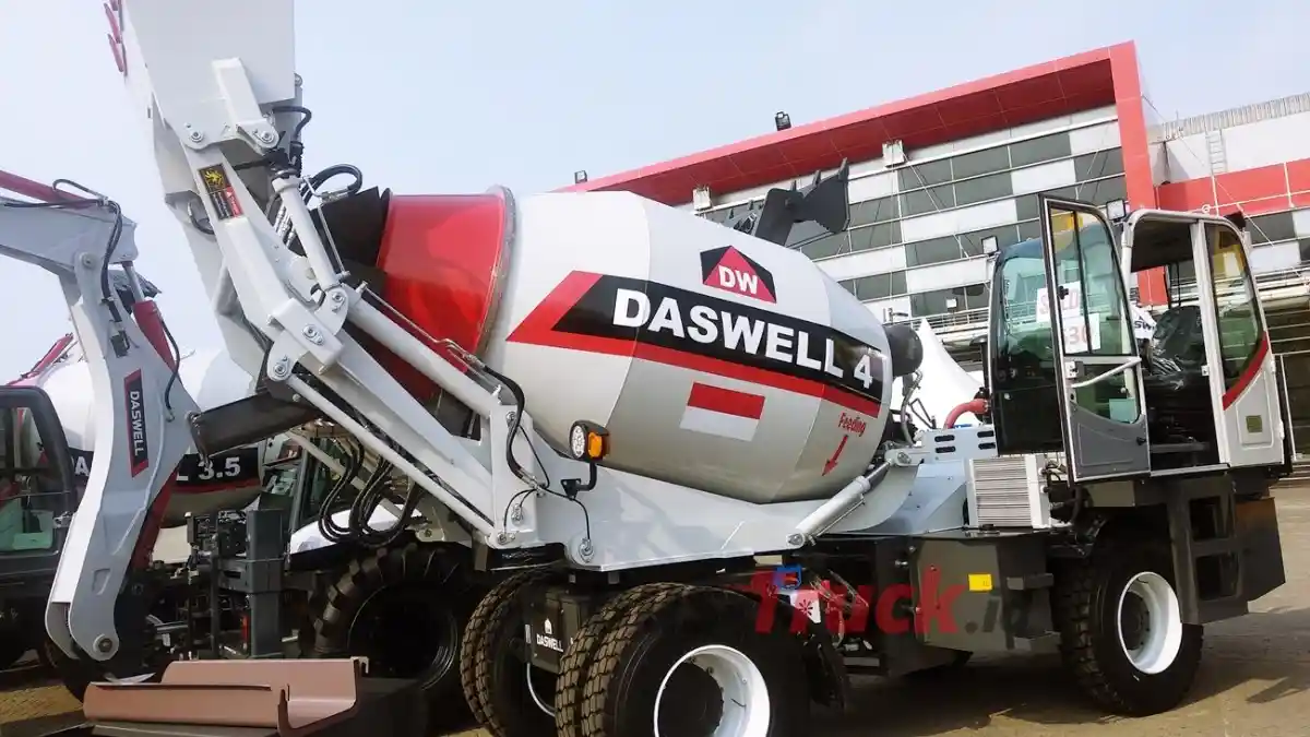 Foto - Merasakan Sensasi Kendaraan Niaga Kelas Berat Di Mining Indonesia 2025