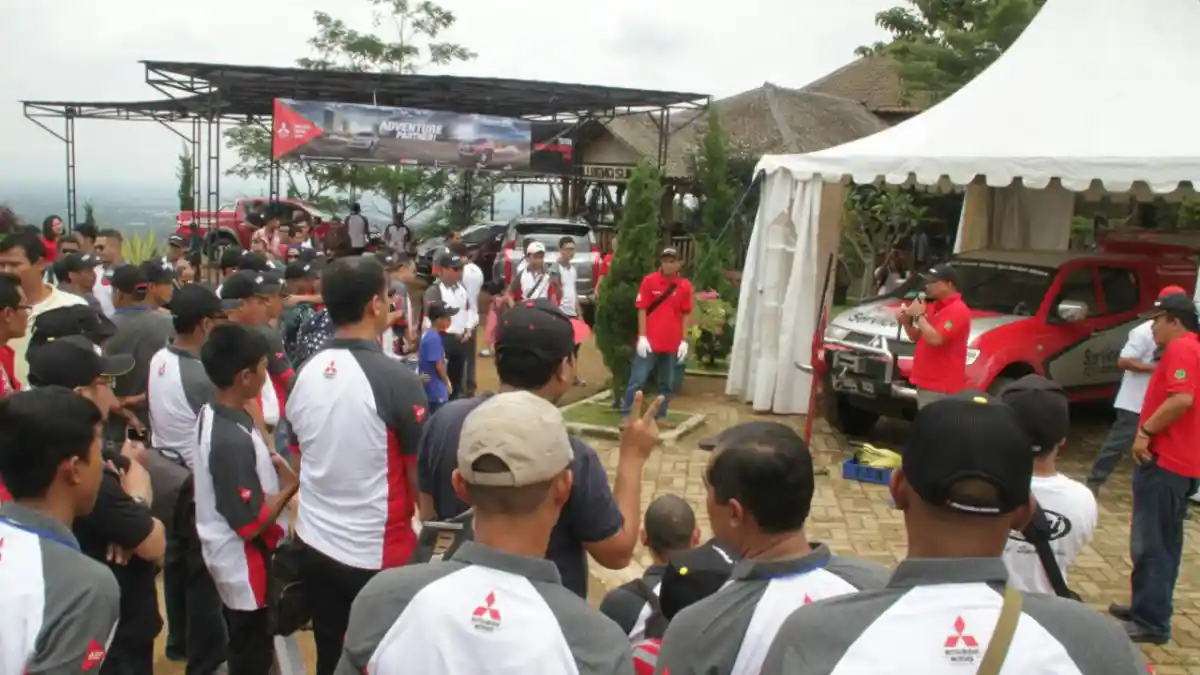 Foto - Mitsubishi Didik Pengguna Triton Lakukan Off Road 