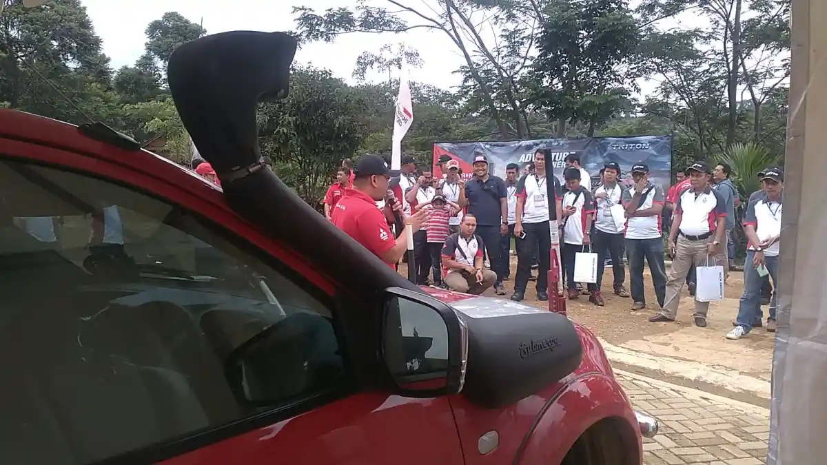 Foto - Mitsubishi Didik Pengguna Triton Lakukan Off Road 