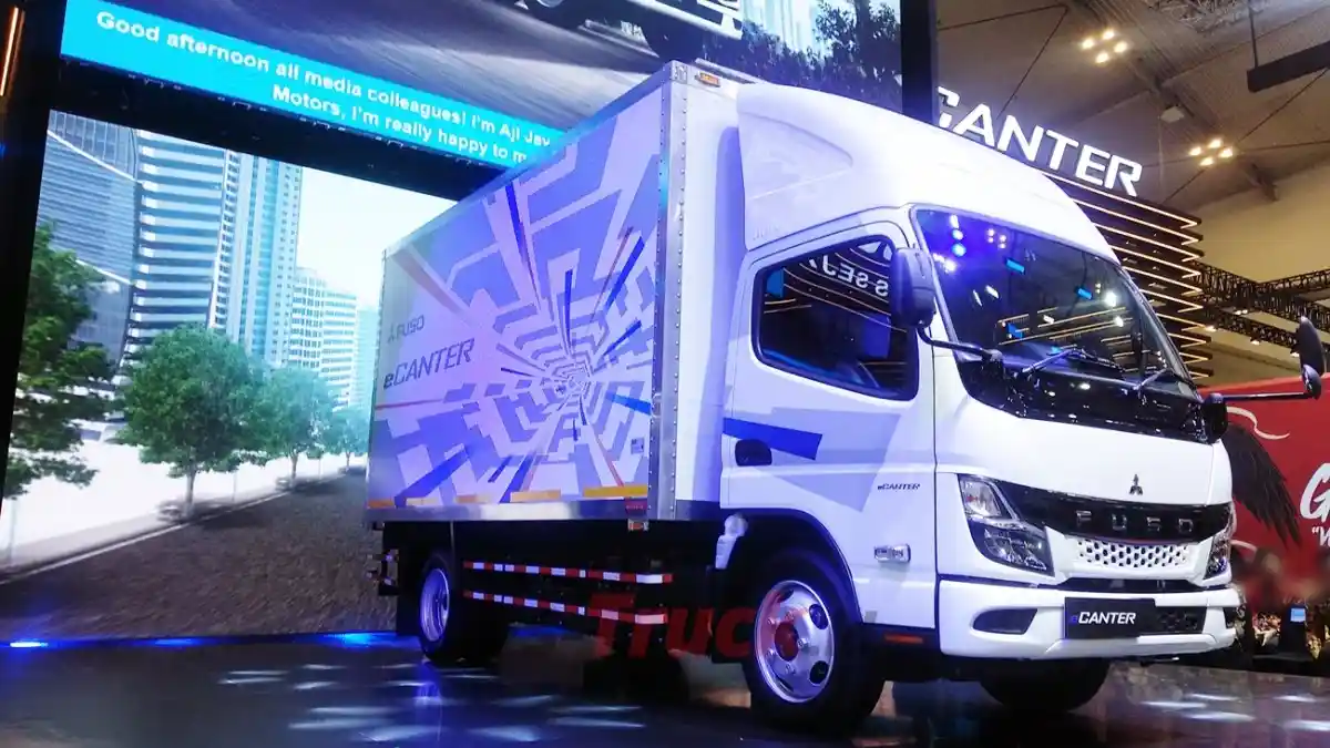 Foto - Mitsubishi Fuso Hibahkan Truk Untuk SMK Di Bali