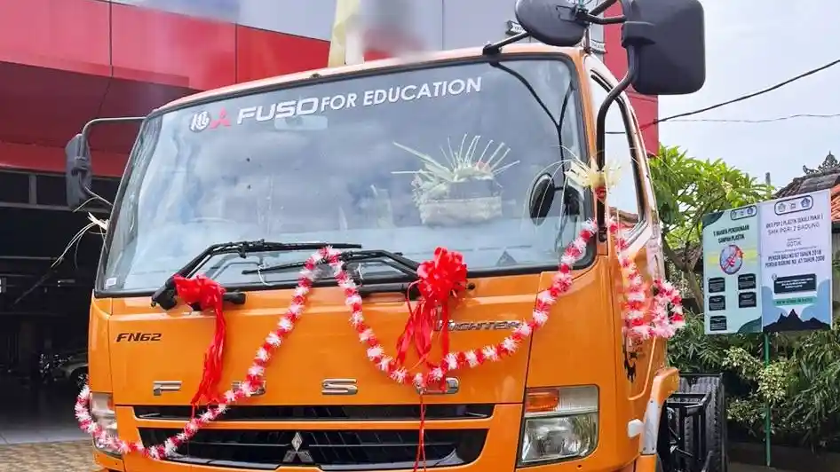 Truk - Mitsubishi Fuso Hibahkan Truk Untuk SMK Di Bali