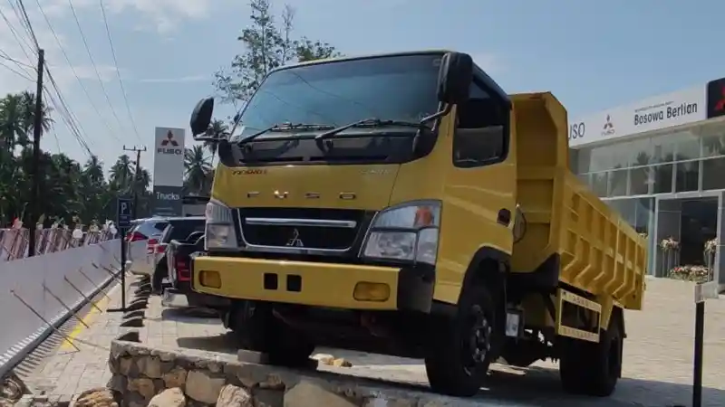 Truk - Mitsubishi Fuso Juara Kendaraan Komersial Tahun 2024