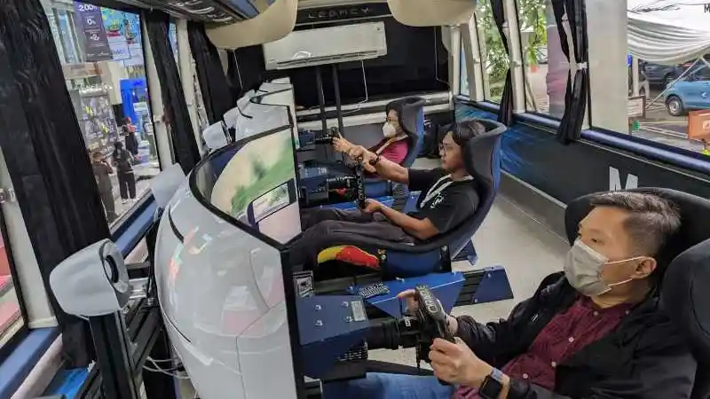 Foto - Simulator Mobil F1 Hadir Di Sebuah Bis Yang Ada DI GJAW 2023