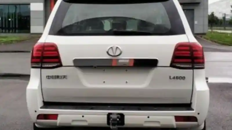 Foto - Mobil Tiongkok Mirip Land Cruiser Usung Mesin V8