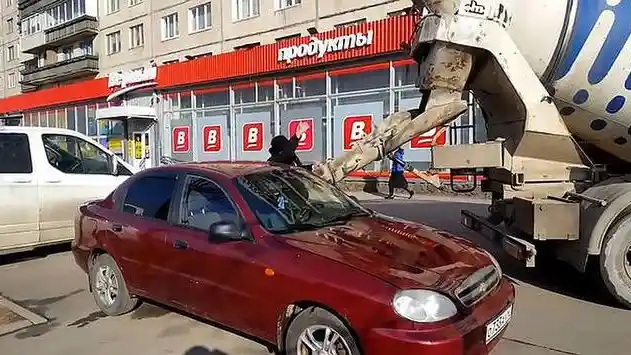 Foto - VIDEO: Walah, Kabin Mobil Ini Sengaja Disemen Lantaran Suami Murka 