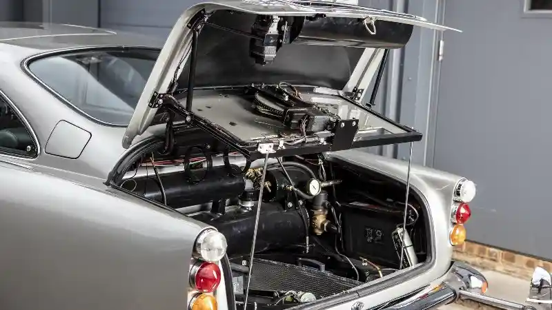 Foto - Mobil Bekas James Bond ini Dilelang Seharga RP 85 Miliar