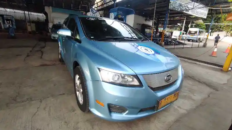 Foto - Bluebird Jual 25 Mobil Listrik BYD E6