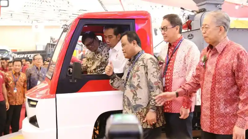 Foto - Meluncur di GIIAS 2018, Joko Widodo Sambut Baik Mobil Pedesaan