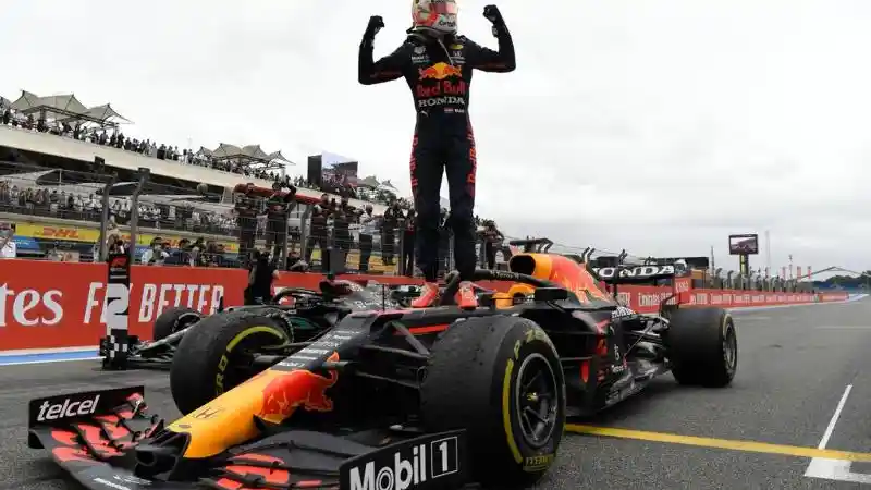 Foto - Dua Pembalap Red Bull Racing Naik Podium, Salah Satu Bukti Peran Pelumas Mesin