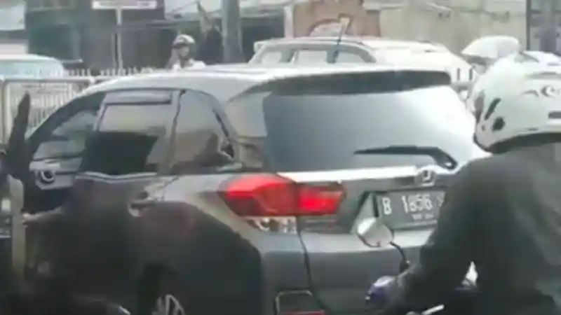 Foto - Kronologi Polisi "Hinggap" di Kap Mesin Mobilio yang Kabur