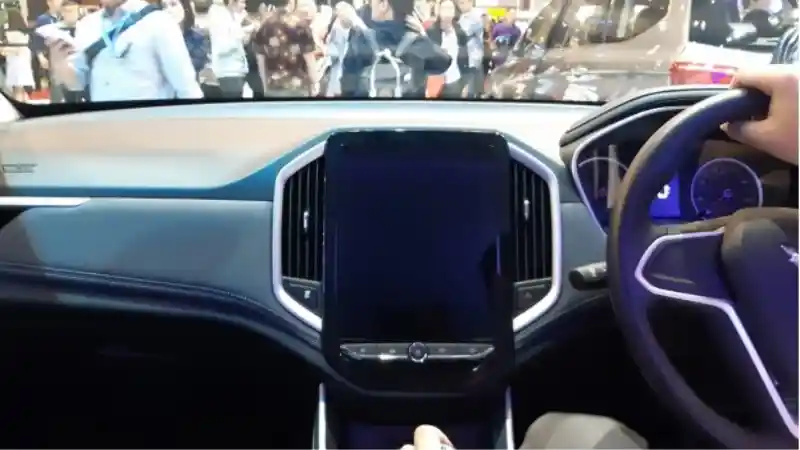 Berita - Wuling Almaz Jadi Mobil Dengan Layar Sentuh Terbesar di Kelasnya