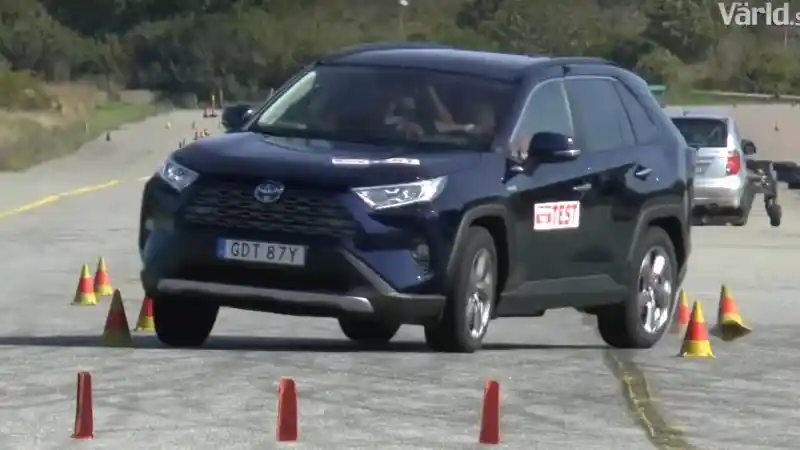 Foto - SUV Toyota Satu ini Gagal Lewati Moose Test