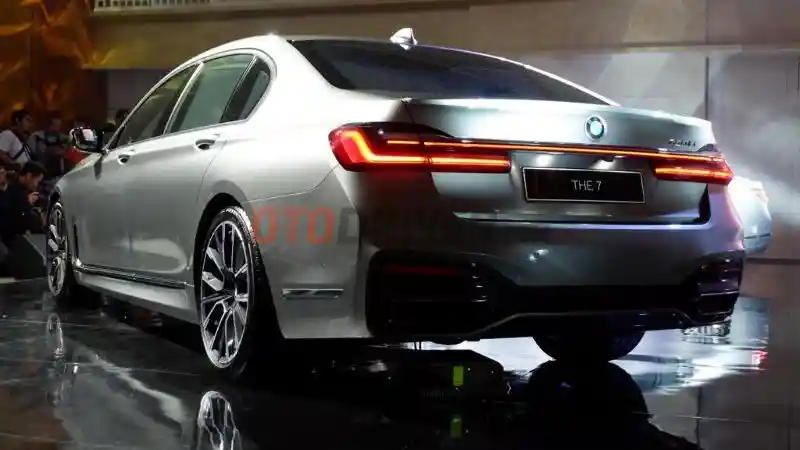 Foto - BMW i7 dan Seri 7 Dibilang Mirip, Itulah Standar Luxury Cars BMW Saat Ini 