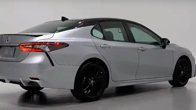 Foto - Makin Menarik, Camry Hybrid Fitur Bertambah, Harga Dipangkas 