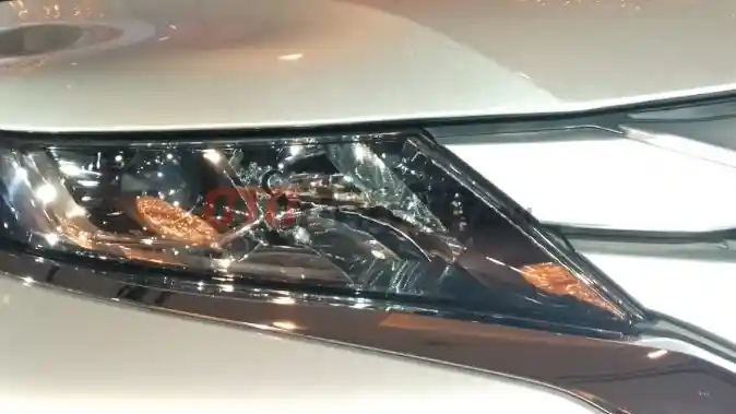 Foto - Mitsubishi New Triton Memiliki Banyak Lampu Depan, Mana yang Utama?