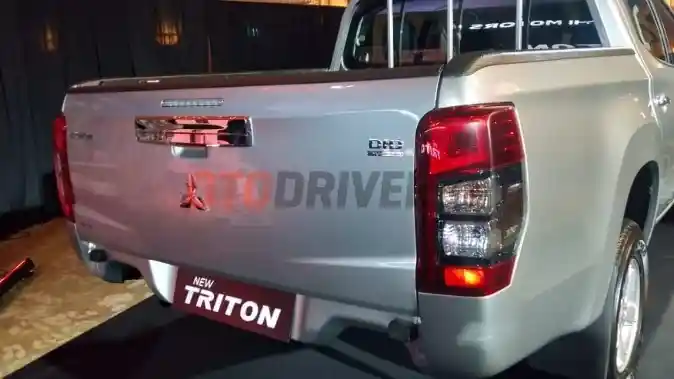 Foto - Mitsubishi New Triton Memiliki Banyak Lampu Depan, Mana yang Utama?