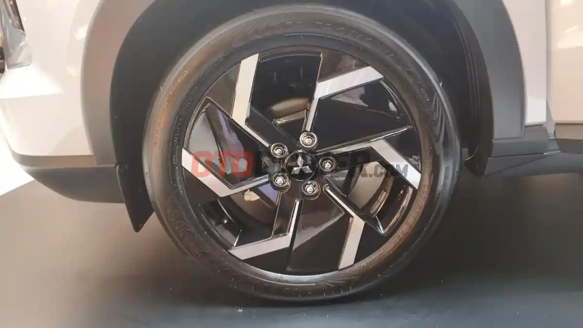 Foto - Beda Tampilan Kasat Mata Mitsubishi Xforce Hybrid dan Penyegaran Versi Bensin
